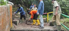 Foto tentang Pembersihan material Longsor di ngarai