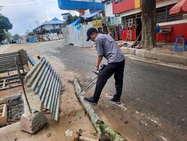 Foto tentang kejadian Pohon Tumbang dan Pemotongan Kayu didepan Niagara yang menghambat Jalan ole...