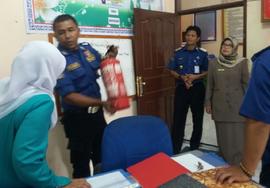 18. Petugas Pemadam melakukan pengecekan terhadap tabung apar