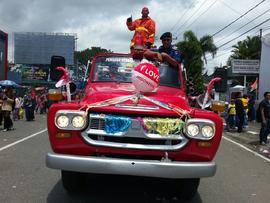10. Anggota Damkar yang melakukan atraksi penanganan kebakaran