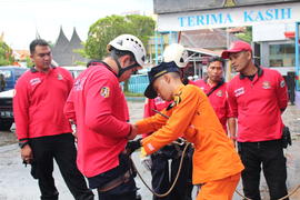 22. Pemasangan tali untuk naik ke lantai dua