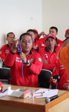 14. Keseriusan peserta saat mencoba membuat simpul tali