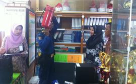 8. Pengecekan Tabung Apar oleh Anggota pemadam di SDN 07 Belakang Balok