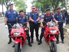 5. Anggota-anggota pemadam yang mengendarai motor