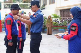 10. Pemasangan kartu peserta laki-laki oleh Kadis