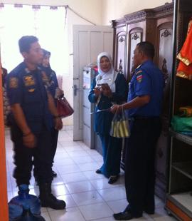 2. Pengarahan dari Kasi Pencegahan Kebakaran dan Petugas pemadam kebakaran kepada Guru SDN 02 Per...