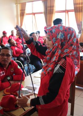 16. Peserta sedang membuat simpul tali