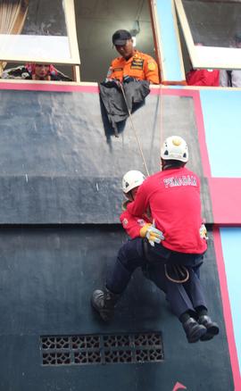24. Latihan peserta membawa korban ke lantai dua