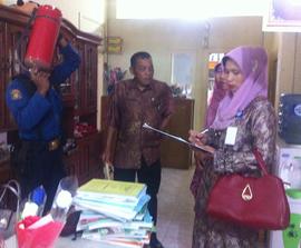 6. Pengecekan Kondisi Tabung Apar di SDN 12 Bukit Cangang Oleh Anggota Pemadam