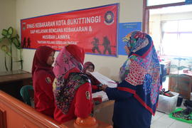 8. Suasana pembahasan materi pelatihan oleh peserta