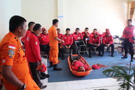 17. Pengarahan dari narasumber tentang cara membuat simpul untuk tandu
