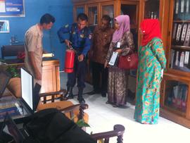 12. Pengarahan dari petugas pemadam tentang tata cara pemakaian tabung Apar