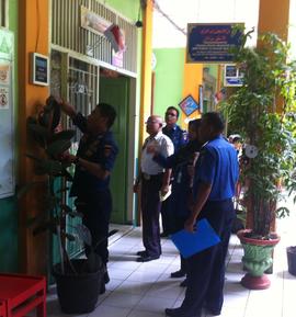 3. Pemasangan Sticker dari Dinas Kebakaran pada Papan Pengumuman SDN 02 Percontohan