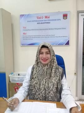 khazanah arsip foto Kepala Seksi  Kelahiran Dinas Dukcapil, Yenni Suryani, SE,NIP.196209191985503...