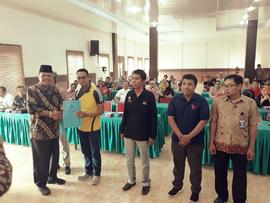 khazanah arsip foto,  Penyerahan Tanda Terimakasih serta Penghargaan Oleh Bupati 50 Kota pada pen...