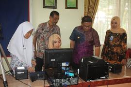 Walikota Bukittinggi menyaksikan perekaman KTP el di SMA Negeri 1 Bukittinggi