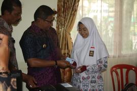 Walikota Bukittinggi menyerahkan KTP el di SMA Negeri 1 Bukittinggi