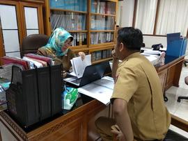 Khazanah Arsip saudara M.Idris dengan salah seorang Kasubag di Bagian Organisasi Sekretariat Daer...