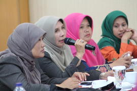 Khazanah arsip  foto semangat peserta dalam bertanya kepada  nara sumber pada kegiatan Sosialisas...