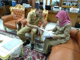Khazanah Arsip saudara M.Idris dengan salah seorang Kasubag di Bagian Organisasi Sekretariat Daer...