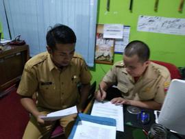 Khazanah Arsip konsultasi saudara M.Idris dengan Tenaga Administrator Database Dinas Capil  dalam...