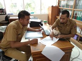 Khazanah Arsip saudara M.Idris dengan salah seorang Kasubag di Hukum dan Ham Sekretariat Daerah K...