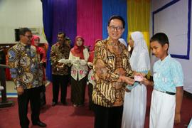 Wakil Walikota Bukittinggi menyerahkan Kartu Identitas Anak ( KIA ) untuk siswa-siswi  SDN 02 Per...