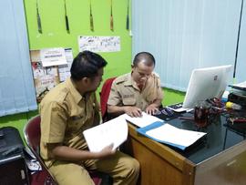 Khazanah Arsip konsultasi saudara M.Idris dengan Tenaga Administrator Database Dinas Capil  dalam...