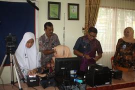 Walikota Bukittinggi menyaksikan perekaman KTP el di SMA Negeri 1 Bukittinggi