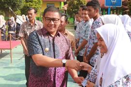Walikota Bukittinggi menyerahkan KTP el di SMA Negeri 1 Bukittinggi
