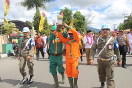 Foto Arak-Arakan Piala Adipura ke Lapangan Wirabraja Kota Bukittinggi