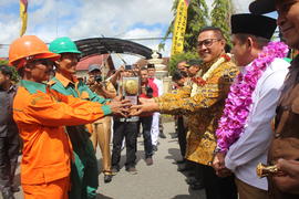 Foto Penyerahan Piala Adipura oleh Bapak Walikota kepada Petugas Lapangan Dinas Lingkungan Hidup ...