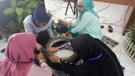 Foto Proses Pembuatan Pengulangan Daur Ulang Sampah
