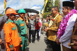 Foto Penyerahan Piala Adipura oleh Bapak Walikota kepada Petugas Lapangan Dinas Lingkungan Hidup ...