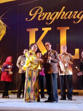 Penyerahan Penghargaan Taman Bermain Ramah Anak Tahun 2019 dari Ibu Mentri PPPA kepada  Bapak Wak...