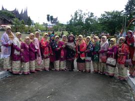 Pawai Budaya Prosesi Adaik Maantaan Paja Di Nagari Kurai