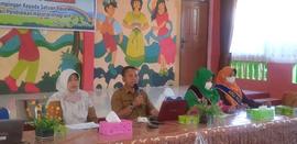 foto bapak pengurus paud sedang memberikan pengarahan