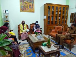foto bapak kepala disdikbud sedang membahas program yg di usul kan oleh mahasiswa dalam acara pen...