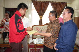14-5-2016 sabtu lembur penyerahan piagam siswa berprestasi di rumah  1