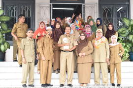 Khaznah Arsip Anugrah Kihajar Tahun 2018 oleh H.M Ramlan Nurmatias,SH. Atas Kepedulian dan Komitm...