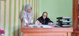 Foto Pengawas Sedang Berdiskusi Pembimbingan dan pemantauan pada kepala sekolah dan guru binaan  ...