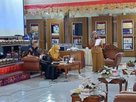 foto MC sedang memberikan pengarahan dalam acara seminar hasil kajian museum rumah kelahiran bung...