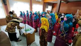 foto salah satu bunda paud sedang menanda tangani sebuah berkas