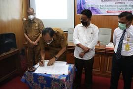 foto bapak kepala disdikbud sedang menandatangani surat perjanjian  dalam kegiatan  Penandatangan...