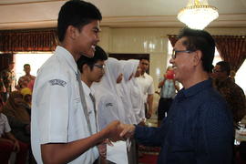 14-5-2016 sabtu lembur penyerahan piagam siswa berprestasi di rumah  1