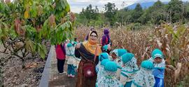 Foto Pengawas dan Peserta  dalam Kegiatan Mendampingi TK binaan TK Negeri I pembelajaran tematik....