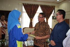 14-5-2016 sabtu lembur penyerahan piagam siswa berprestasi di rumah  1