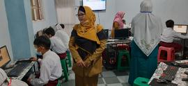 Foto Ibuk Pengawas Sedang Mengawasi Peserta ANBK