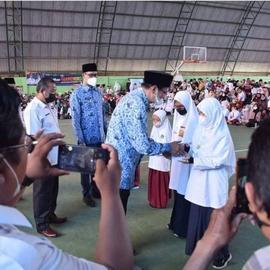 Penyerahan zakat bantuan pendidikan di GOR bermawi BKT