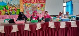 Foto Ibuk Pengawas dalam Acara Workshop KKG di TK Islam Al Falah .Pemateri Pengawas TK Buk Fiyria...